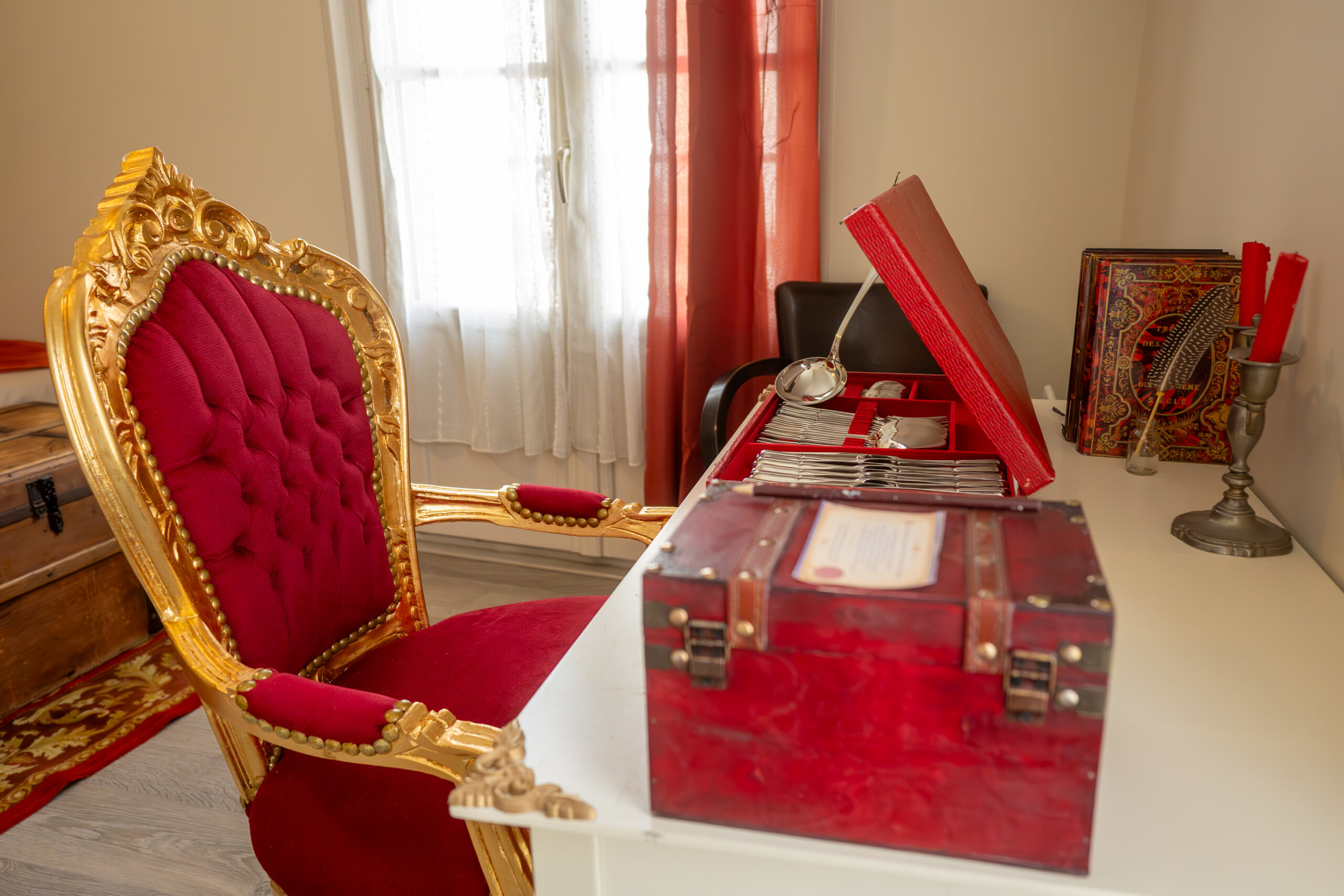 Chambre royale coffre airbnb chateaugiron
