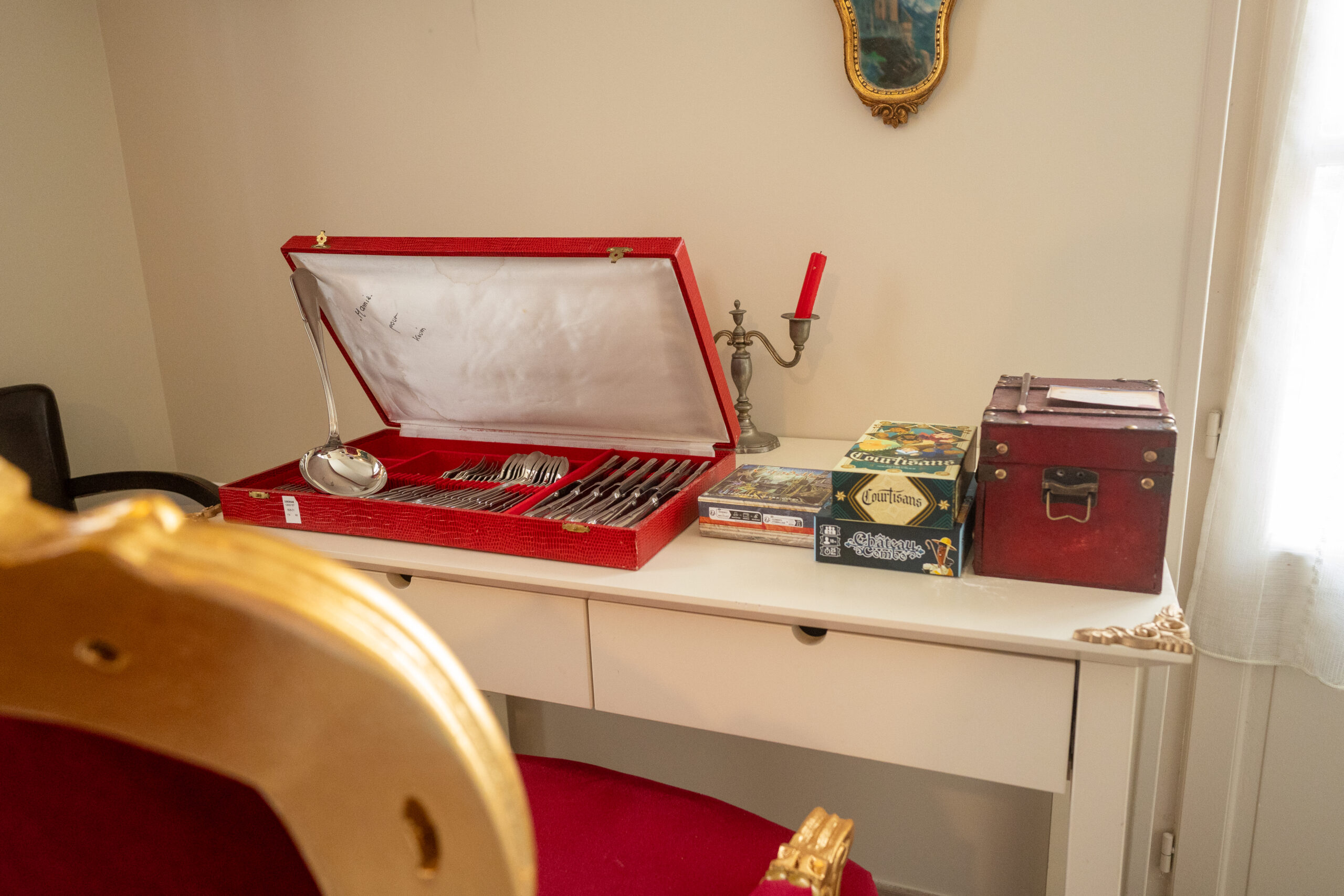 Chambre royale set table airbnb chateaugiron